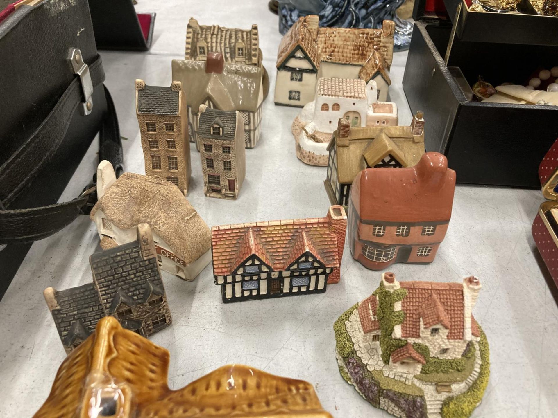 A QUANTITY OF CERAMICS TO INCLUDE COTTAGES, FIGURES, ANIMALS, ETC - Image 5 of 5