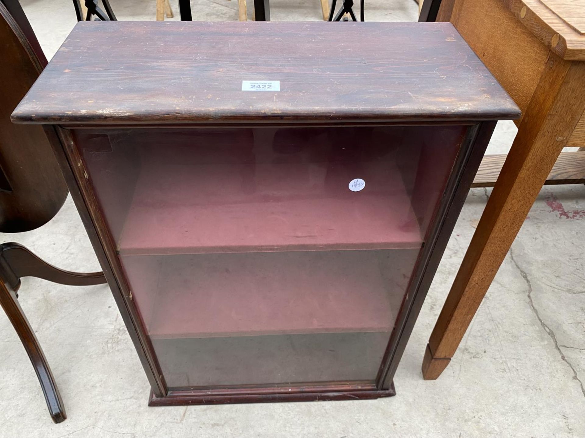 AN EDWARDIAN GLASS FRONTED SHOP COUNTER DISPLAY CASE, 19" WIDE