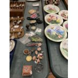 A QUANTITY OF COSTUME JEWELLERY TO INCLUDE BROOCHES, EARRINGS, ETC PLUS COMPACTS, ETC