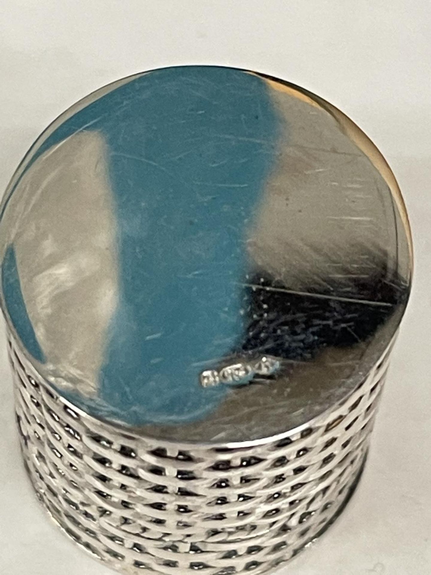 A MARKED SILVER THIMBLE CASE IN THE GUISE OF A BASKET - Image 3 of 4