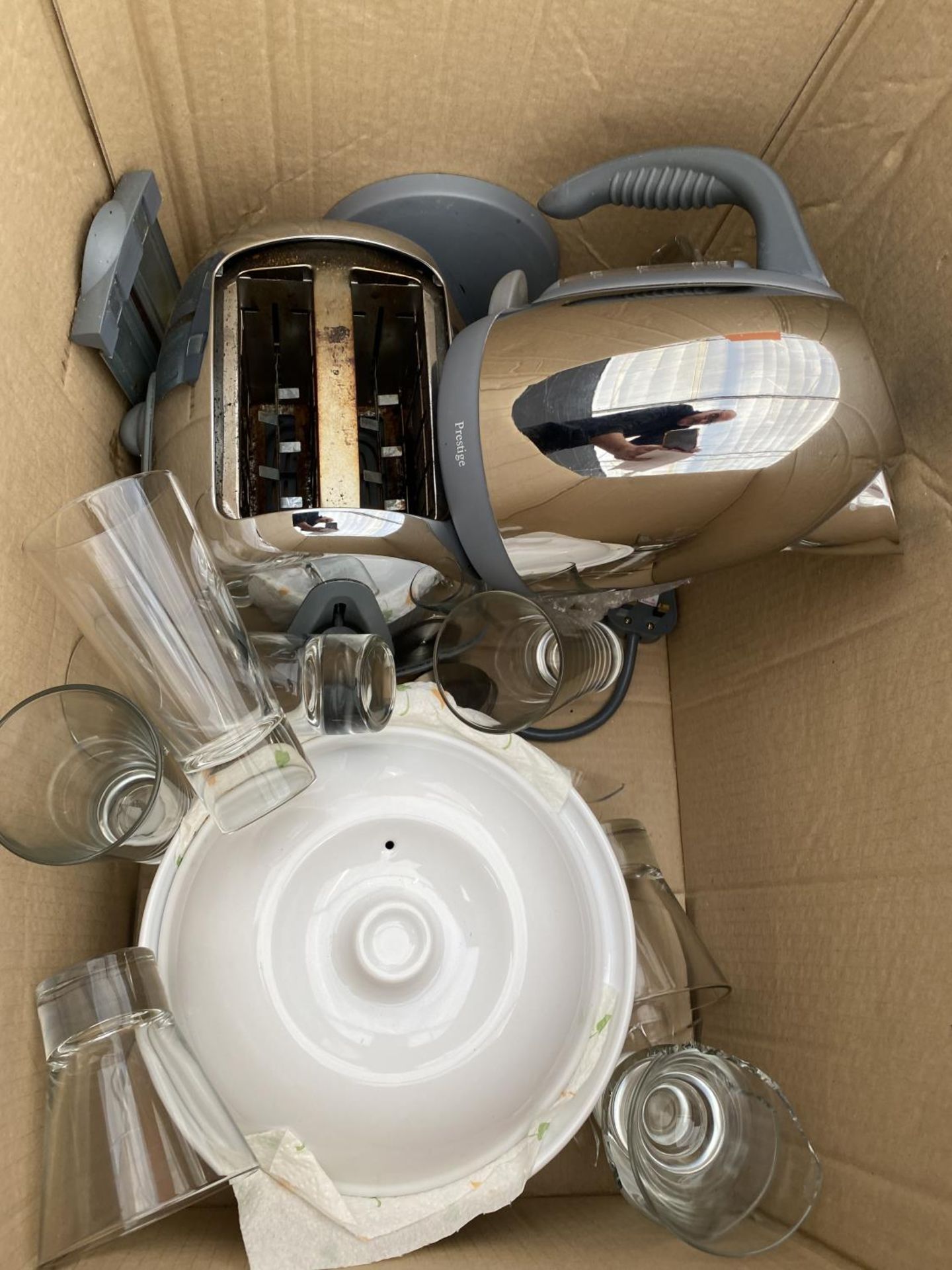 AN ASSORTMENT OF ITEMS TO INCLUDE A KETTLE, TOASTER AND GLASS WARE ETC - Image 2 of 3