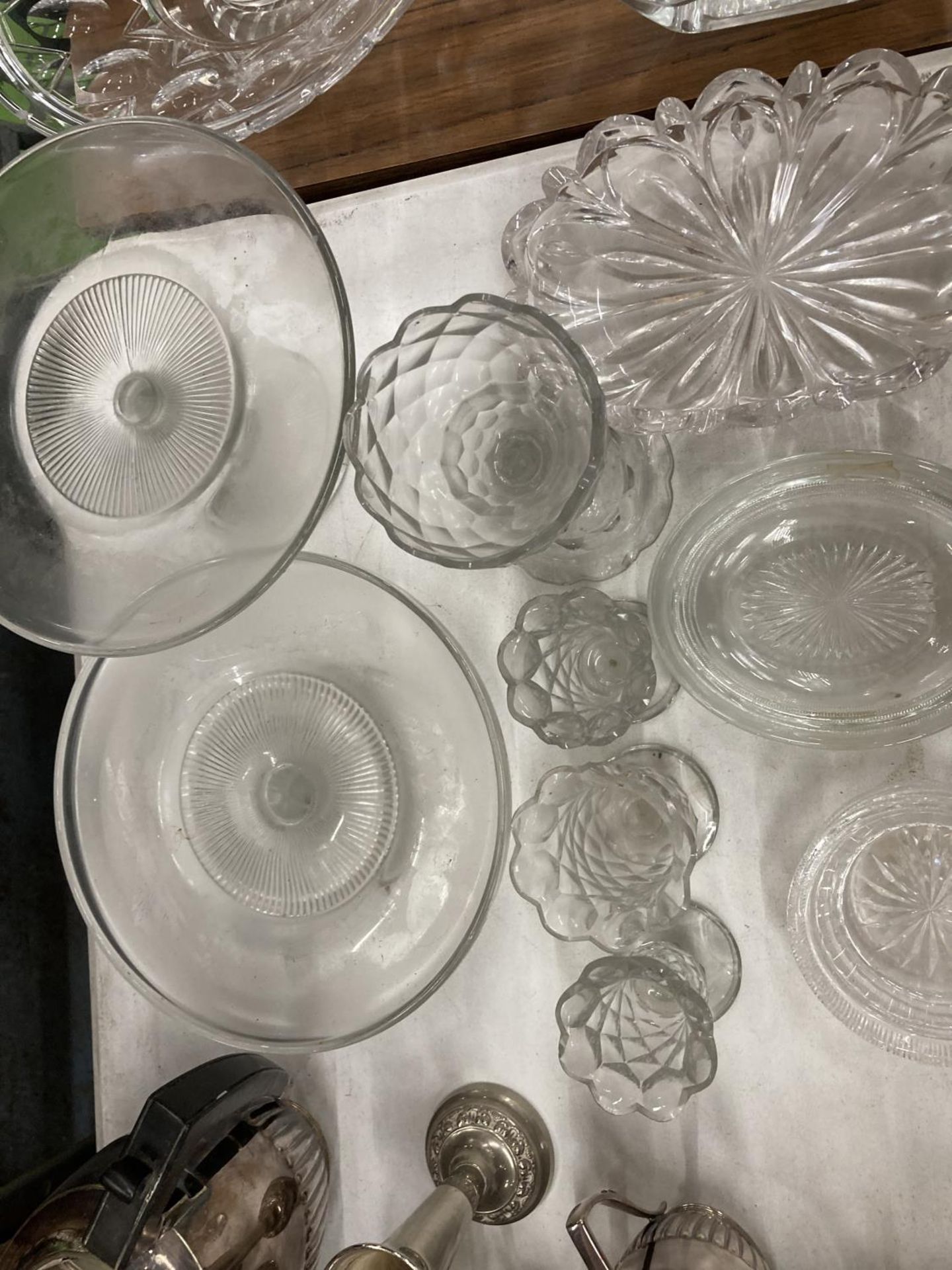 A QUANTITY OF GLASSWARE TO INCLUDE CAKE STANDS, VASES, BOWLS, DISHES, ETC - Image 4 of 4