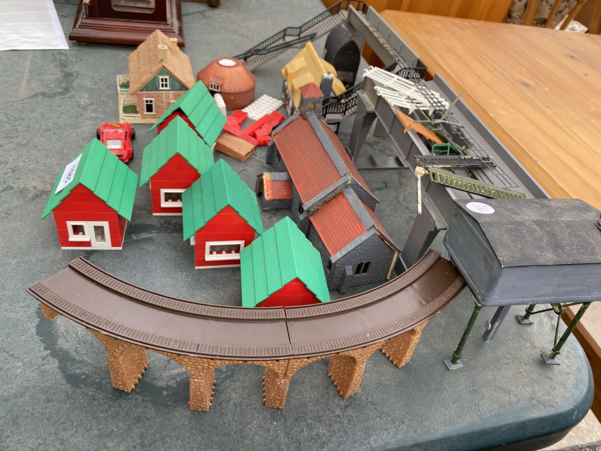 AN ASSORTMENT OF MODEL RAILWAY ACCESSORIES TO INCLUDE BRIDGES AND BUILDINGS ETC - Bild 5 aus 5