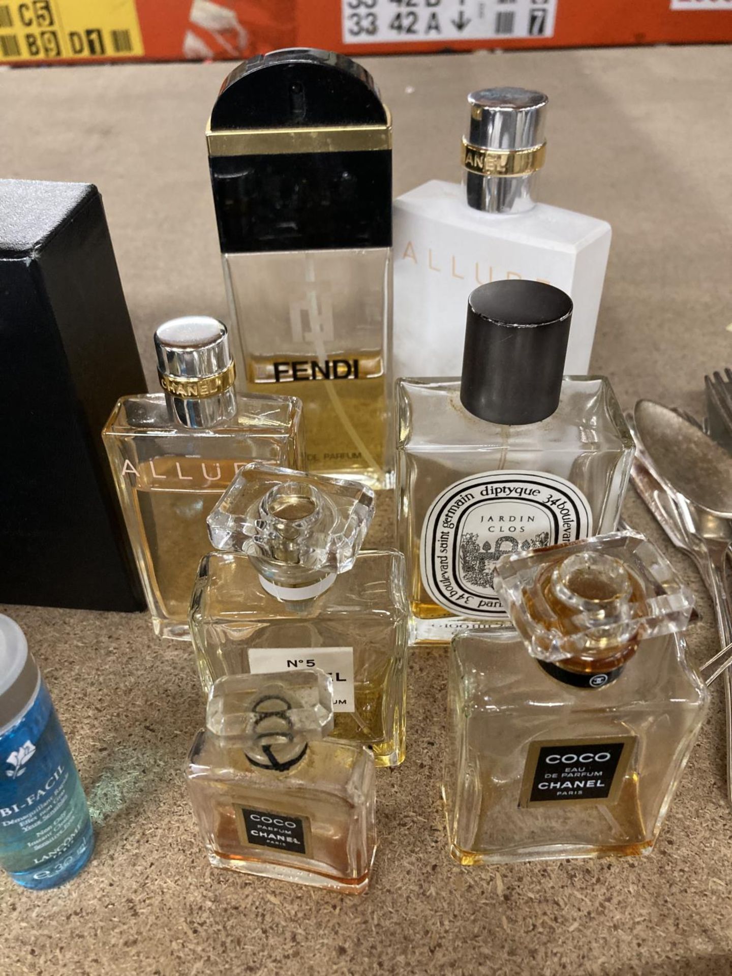 A QUANTITY OF PART BOTTLES OF PERFUME AND AFTERSHAVE TO INCLUDE CHANEL PLUS PART POT OF COCO - Image 4 of 5