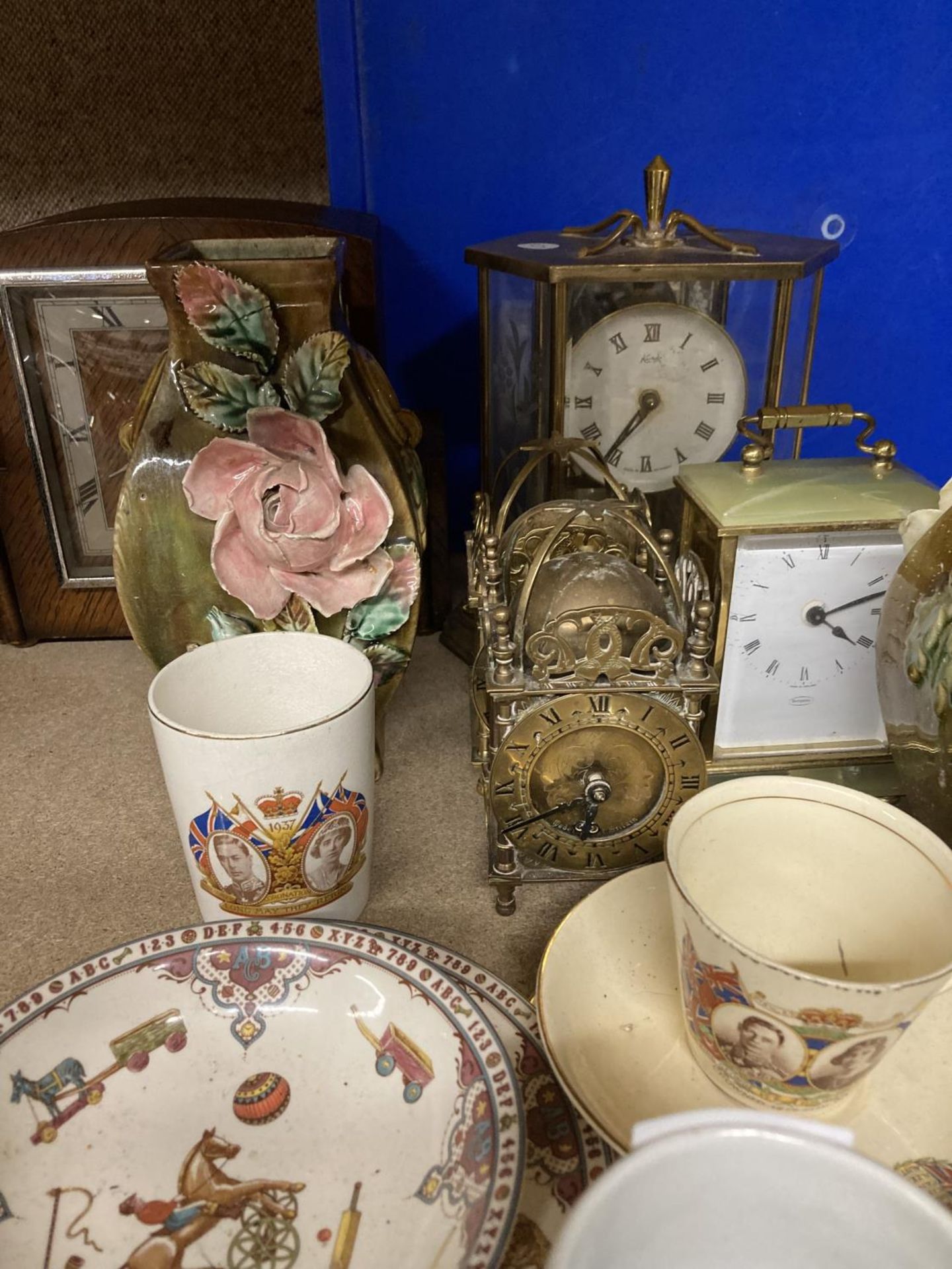 A MIXED LOT TO INCLUDE BRASS LANTERN CLOCKS, VINTAGE MANTLE CLOCKS, VASES, COMMEMORATIVE CUPS, ETC - Image 3 of 3