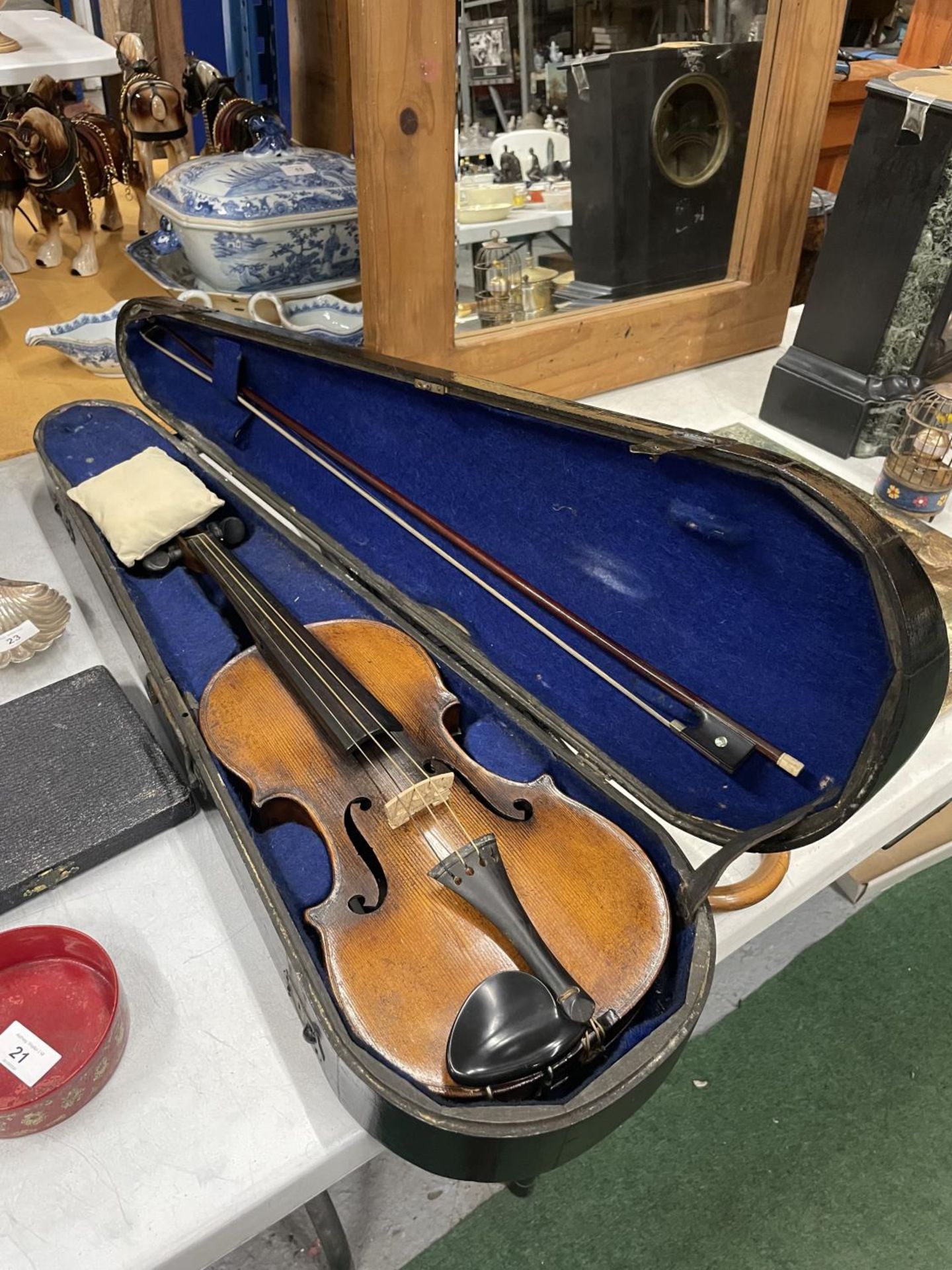 A CASED 19TH CENTURY STRADIVARIUS STYLE VIOLIN BEARS PAPER LABEL "ANTONIUS STRADIVARIUS CREMONTIS