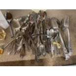 A QUANTITY OF VINTAGE FLATWARE TO INCLUDE KNIVES, FORKS, SPOONS, ETC