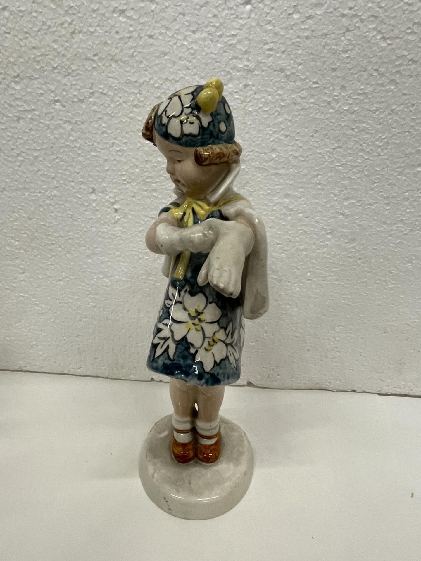 A GOLDSHIEIDER FIGURE OF GIRL PUTTING ON GLOVES HEIGHT 23CMS - Image 2 of 5