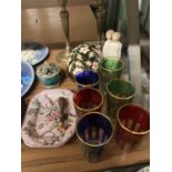 A MIXED LOT TO INCLUDE VINTAGE COLOURED TUMBLERS, A VINTAGE ORIENTAL INSENCE BURNER, CANDLESTICKS,