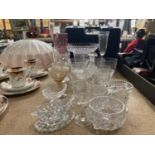 A QUANTITY OF GLASSWARE TO INCLUDE A CAKE STAND, EYE BATHS, JUGS, TUMBLERS, ETC