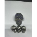 FOUE VARIOUS SKULLS TO INCLUDE THREE MINATURE WHITE METAL AND A LARGER CARVED AGATE EXAMPLE