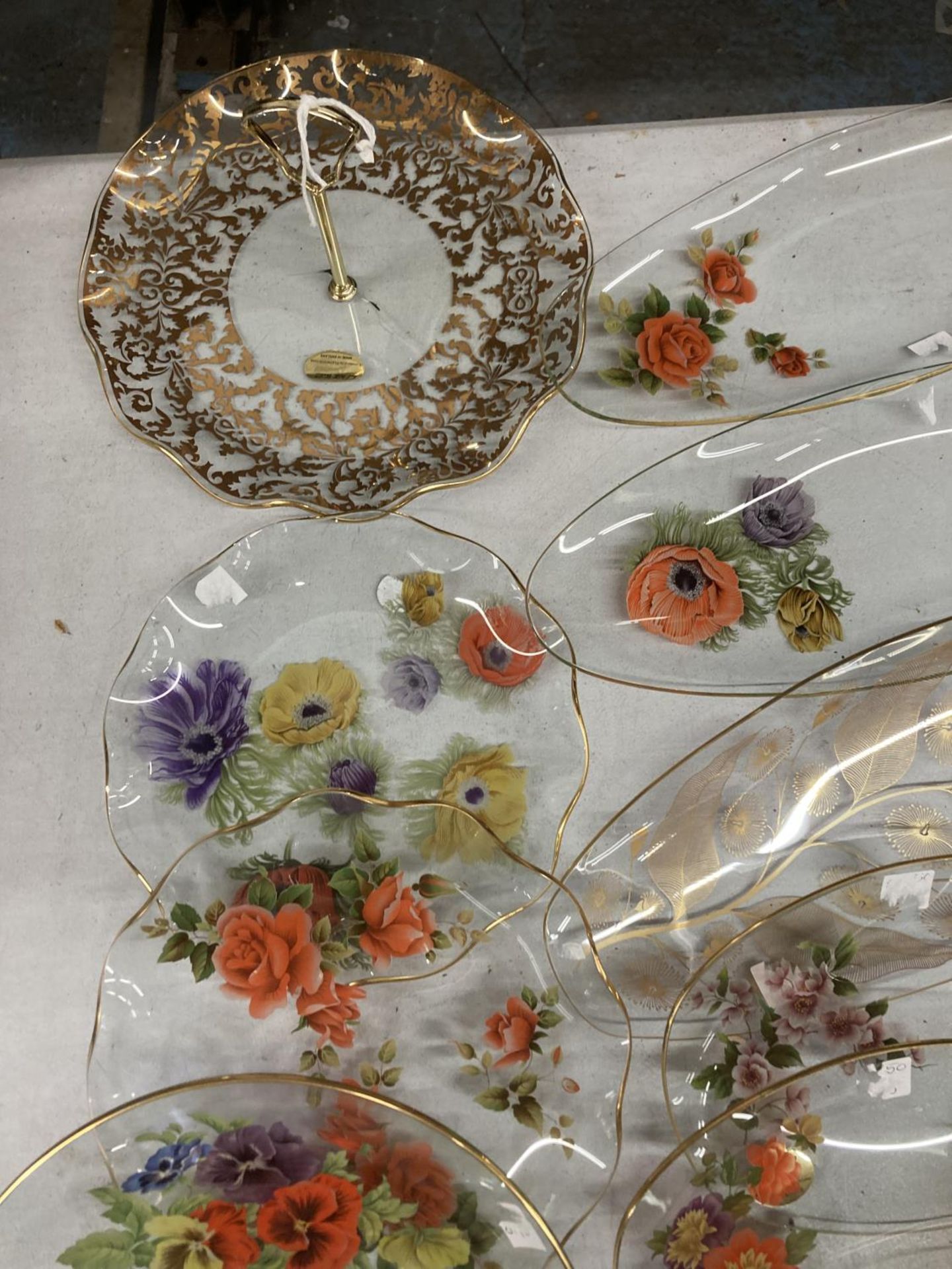 A QUANTITY OF GLASSWARE TO INCLUDE FLORAL PRINTED SERVING PLATES AND CARNIVAL GLASS BOWLS - Image 5 of 6