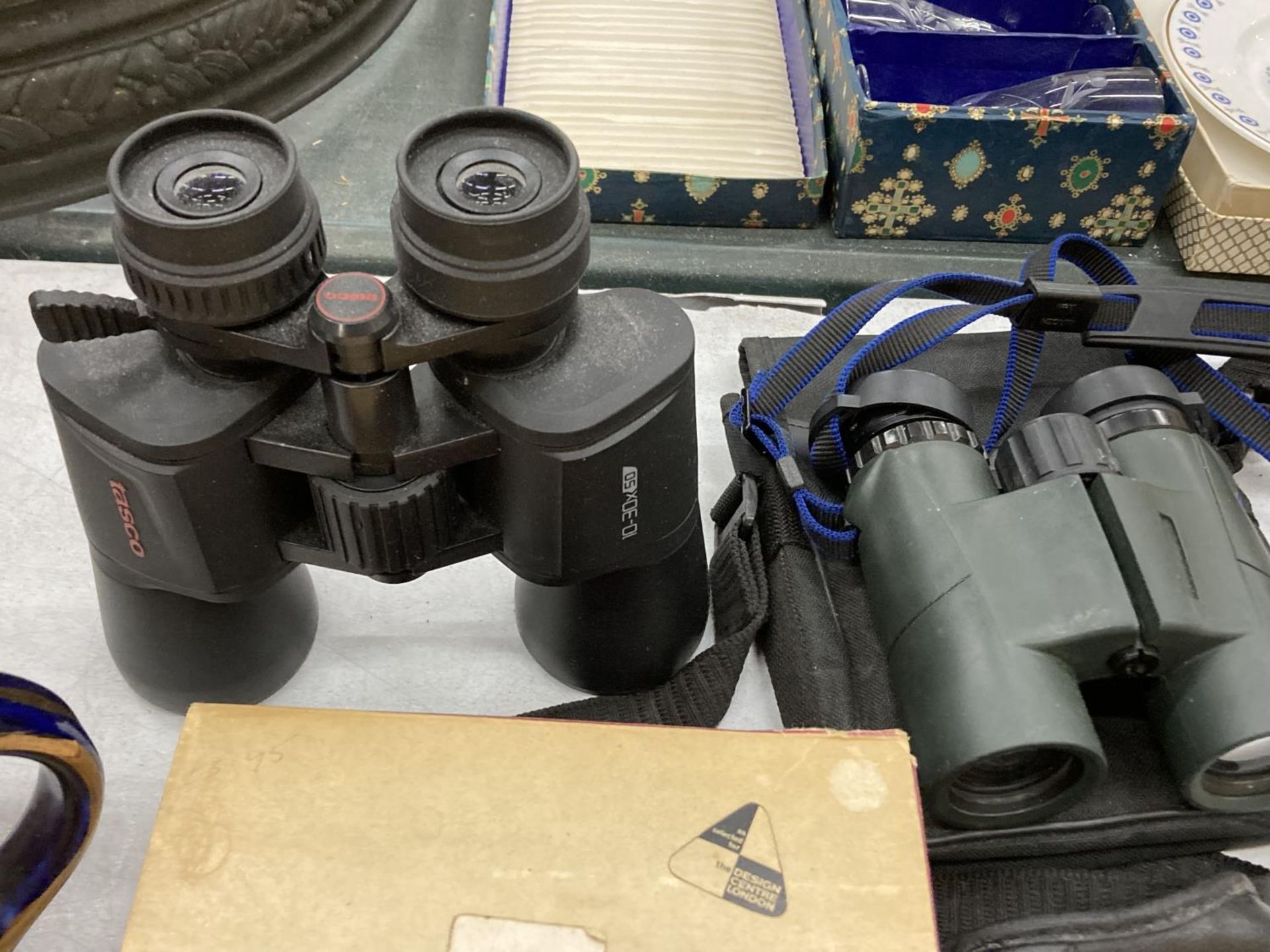 A QUANTITY OF VINTAGE BINOCULARS TO INCLUDE WATERPROOF, PRAKTICA, STARLUX, ETC A VISCOUNT VIEWER AND - Image 5 of 5