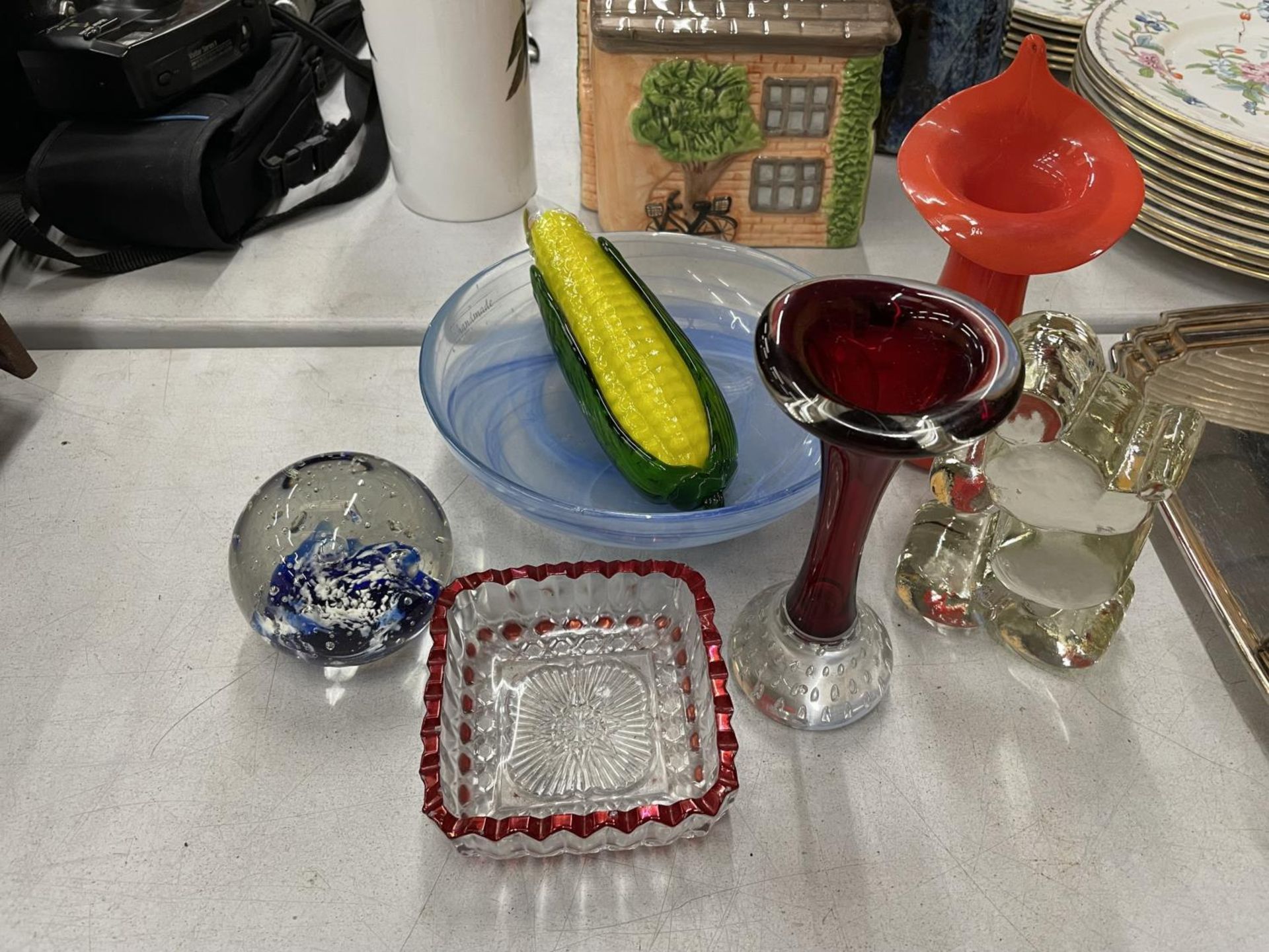 A QUANTITY OF GLASS TO INCLUDE A MICKEY MOUSE PAPERWEIGHT, VASES, A SWEETCORN, DISH, ETC