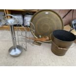 AN ASSORTMENT OF ITEMS TO INCLUDE A LARGE BRASS CHARGER, A COPPER HORN PLANT STAND AND A KINDLING