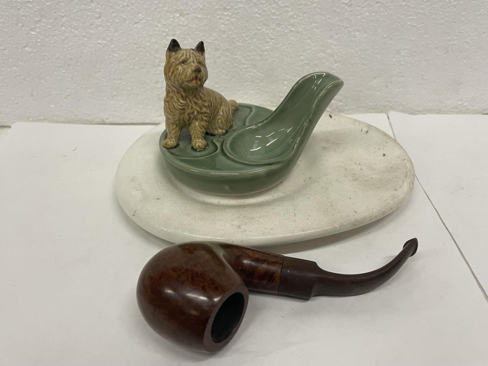 A WADE DOG PIPE STAND WITH PIPE AND BASE - Image 2 of 3