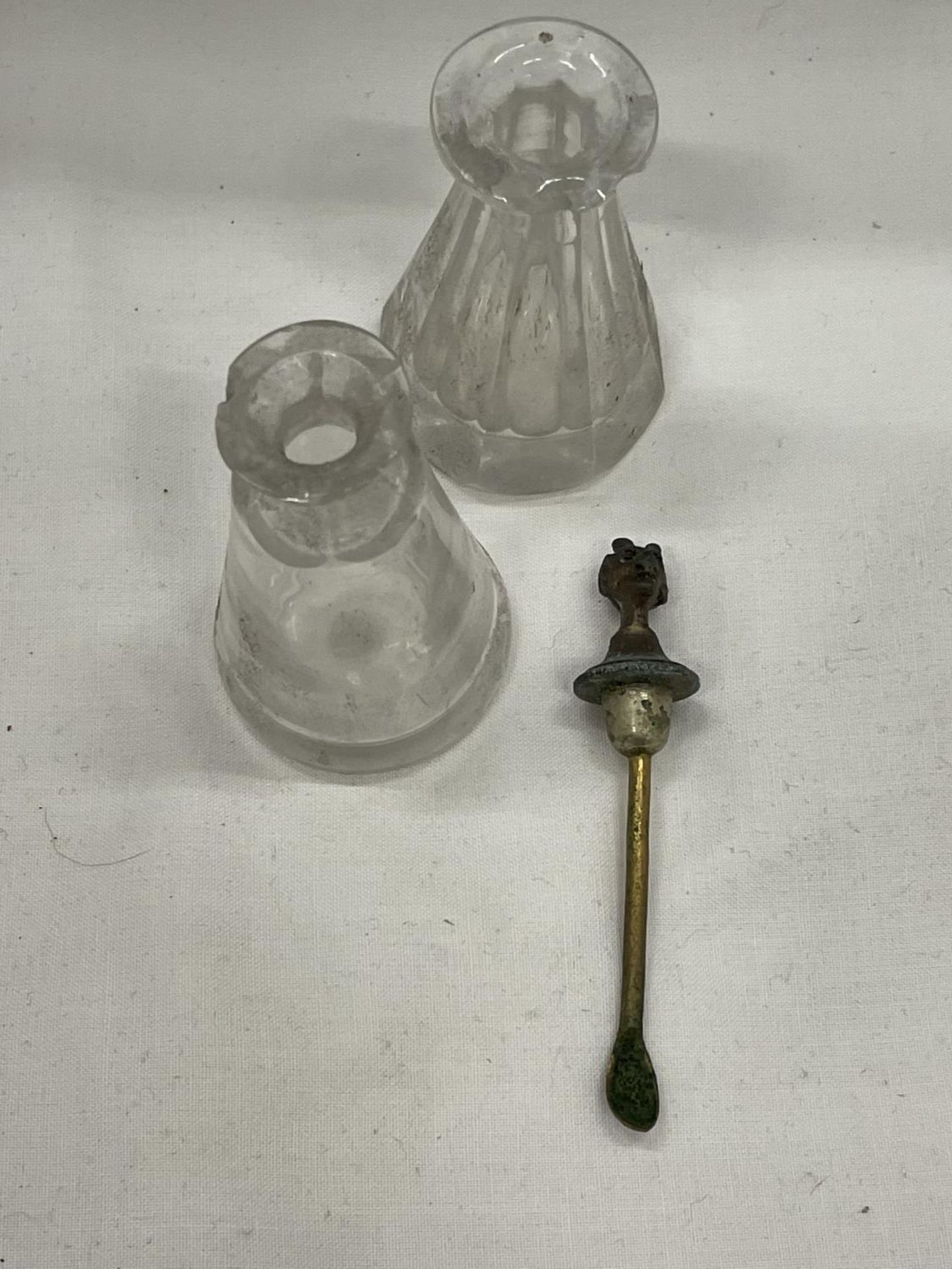 A RARE POSSIBLY SILVER AND GLASS CAYENNE BOTTLE & SPOON. THIS UNUSUAL PIECE IS A TALL AND SLENDER - Image 2 of 4