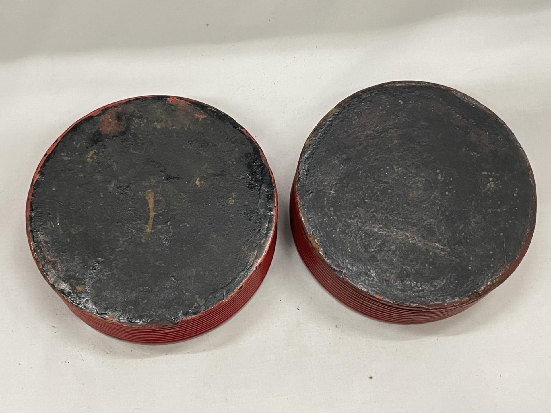 A PAIR OF BELIEVED ENGLISH REGENCY CIRCA 19TH CENTURY WINE COASTERS IN CINNABAR RED LACQUER - Image 4 of 4