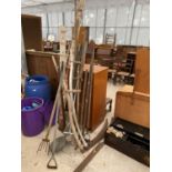 AN ASSORTMENT OF GARDEN TOOLS TO INCLUDE SYTHES, RAKES AND HOES ETC