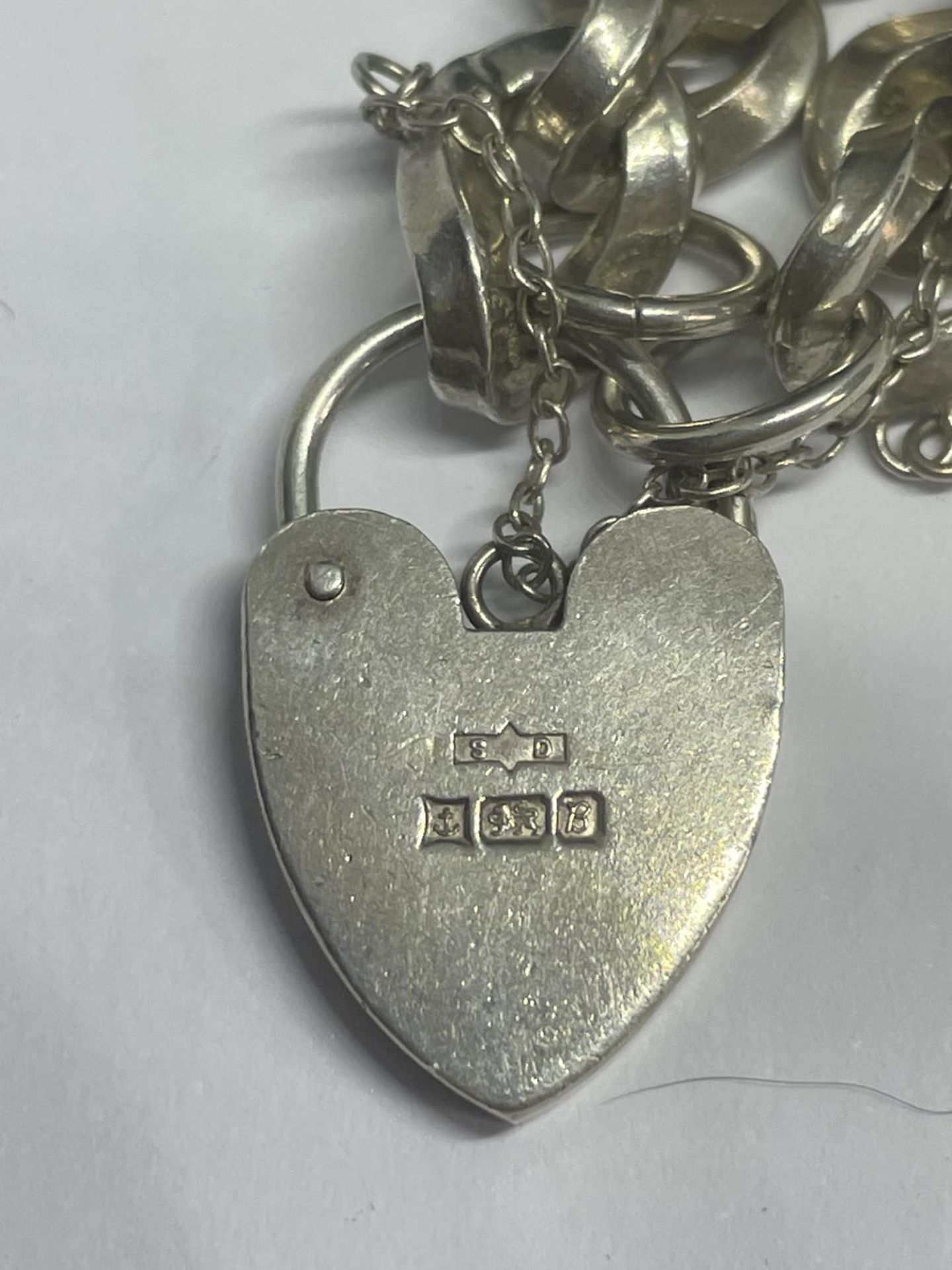 A HEAVY MARKED SILVER BRACELET WITH A HEART LOCK - Image 4 of 4