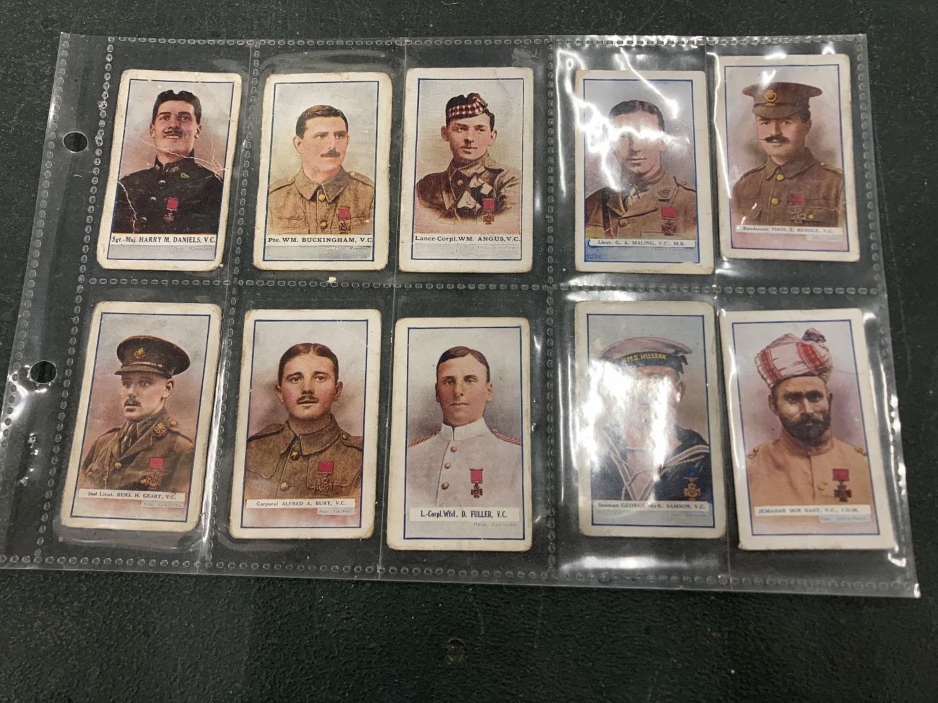 A COLLECTION OF GALLAHER VINTAGE CIGARETTE CARDS - 'GREAT WAR HEROES 1915-16' - 25 IN TOTAL