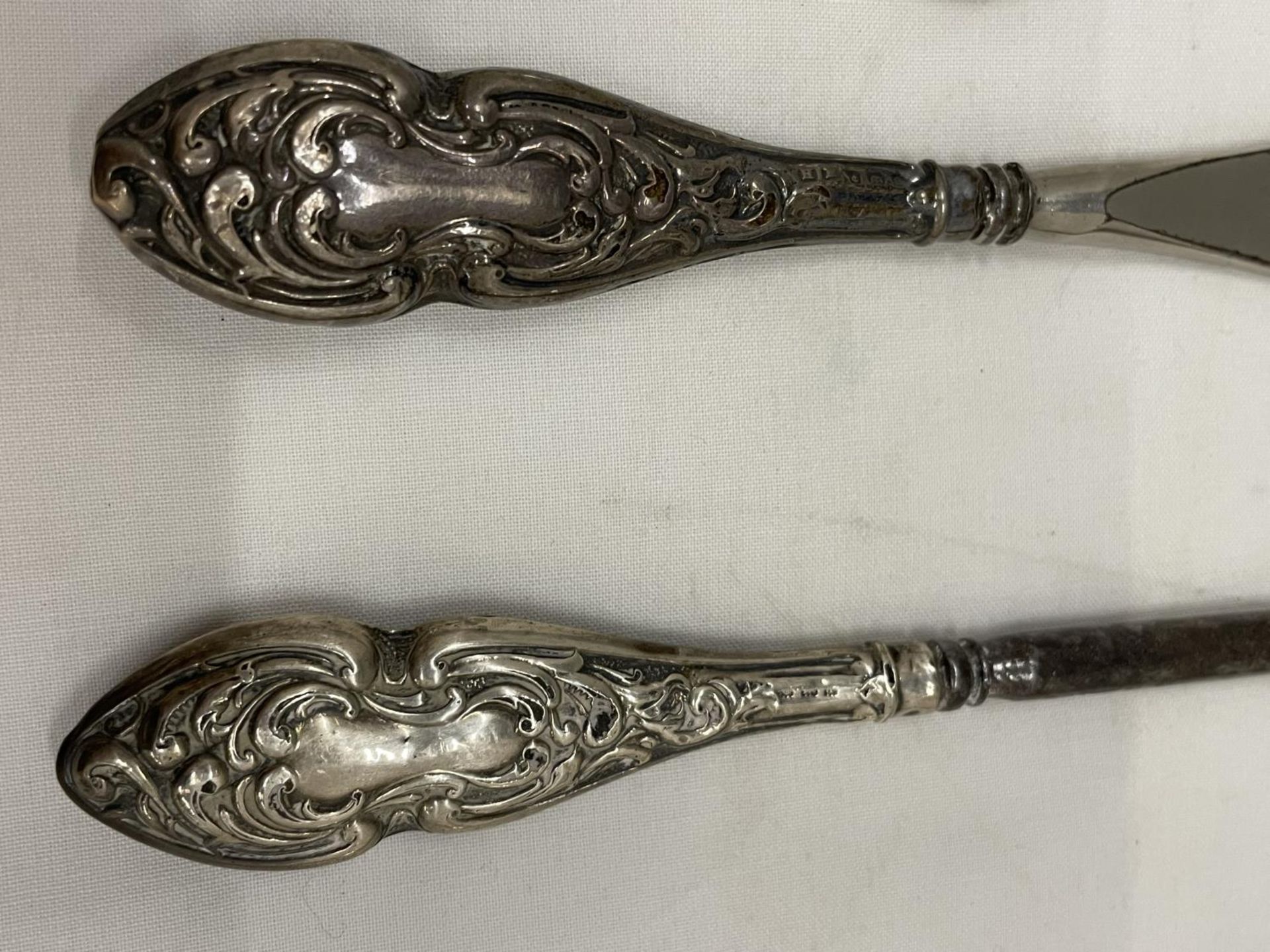 FOUR SILVER ITEMS TO INCLUDE A BACKED MIRROR, A MUSTARD SPOON AND TWO HANDLES ITEMS BUTTON HOOK - Image 2 of 5