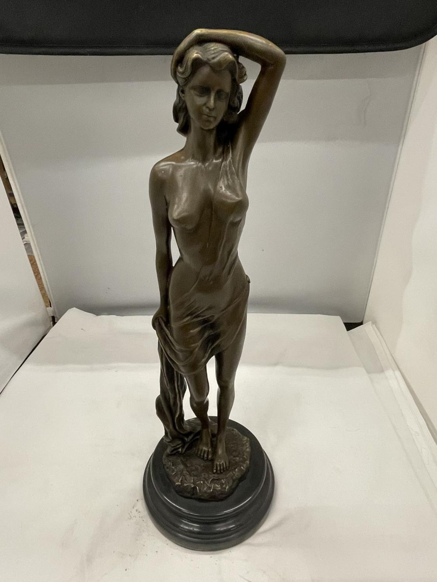 A BRONZE NUDE WOMAN ON A MARBLE BASE SIGNED HEIGHT 45CM