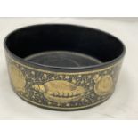 A BELIEVED ENGLISH REGENCY CIRCA 19TH CENTURY WINE COASTER IN BLACK LACQUER WITH GILD DECORATION