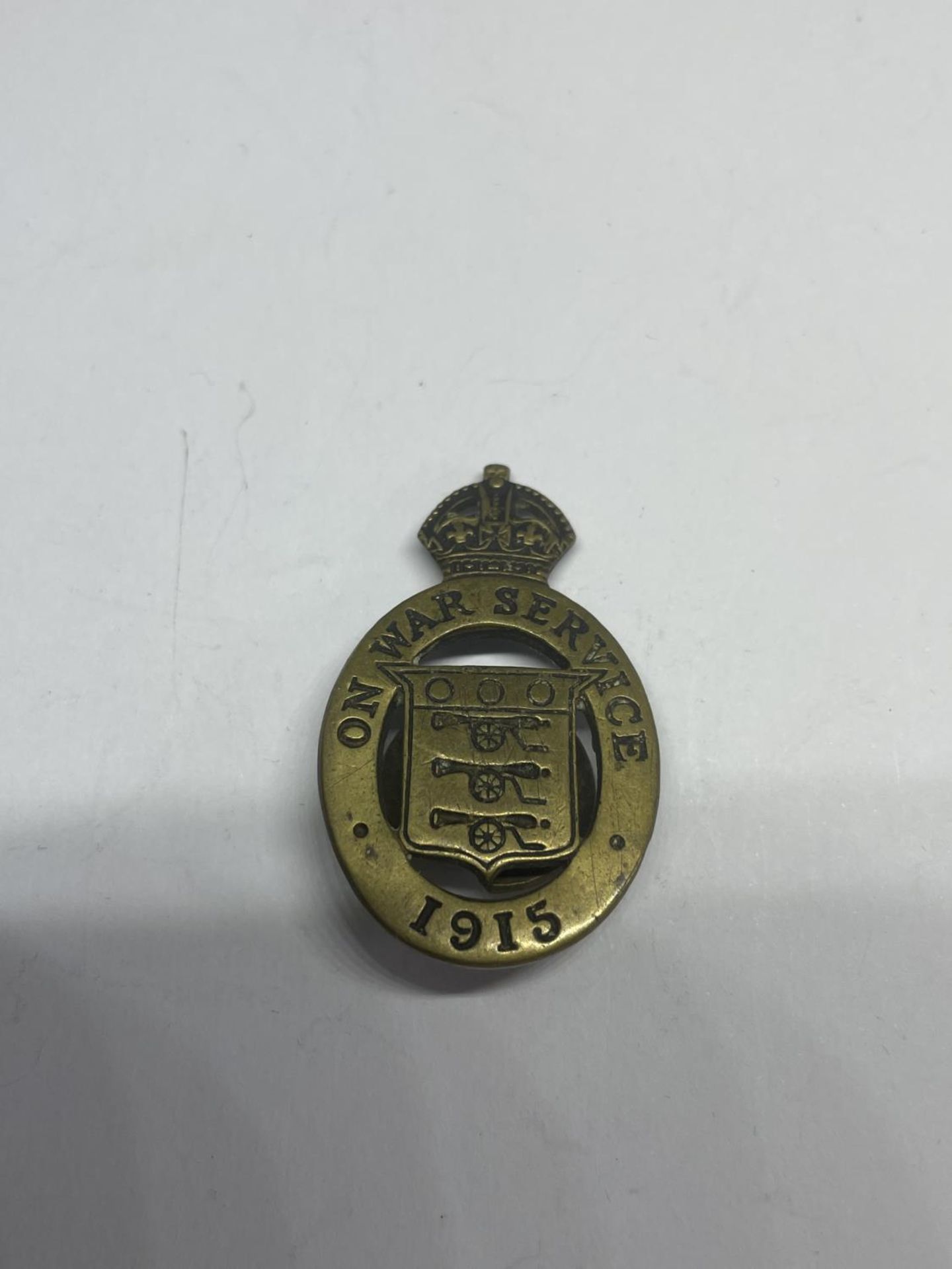 A 1915 ON WAR SERVICE BADGE NUMBERED 66444