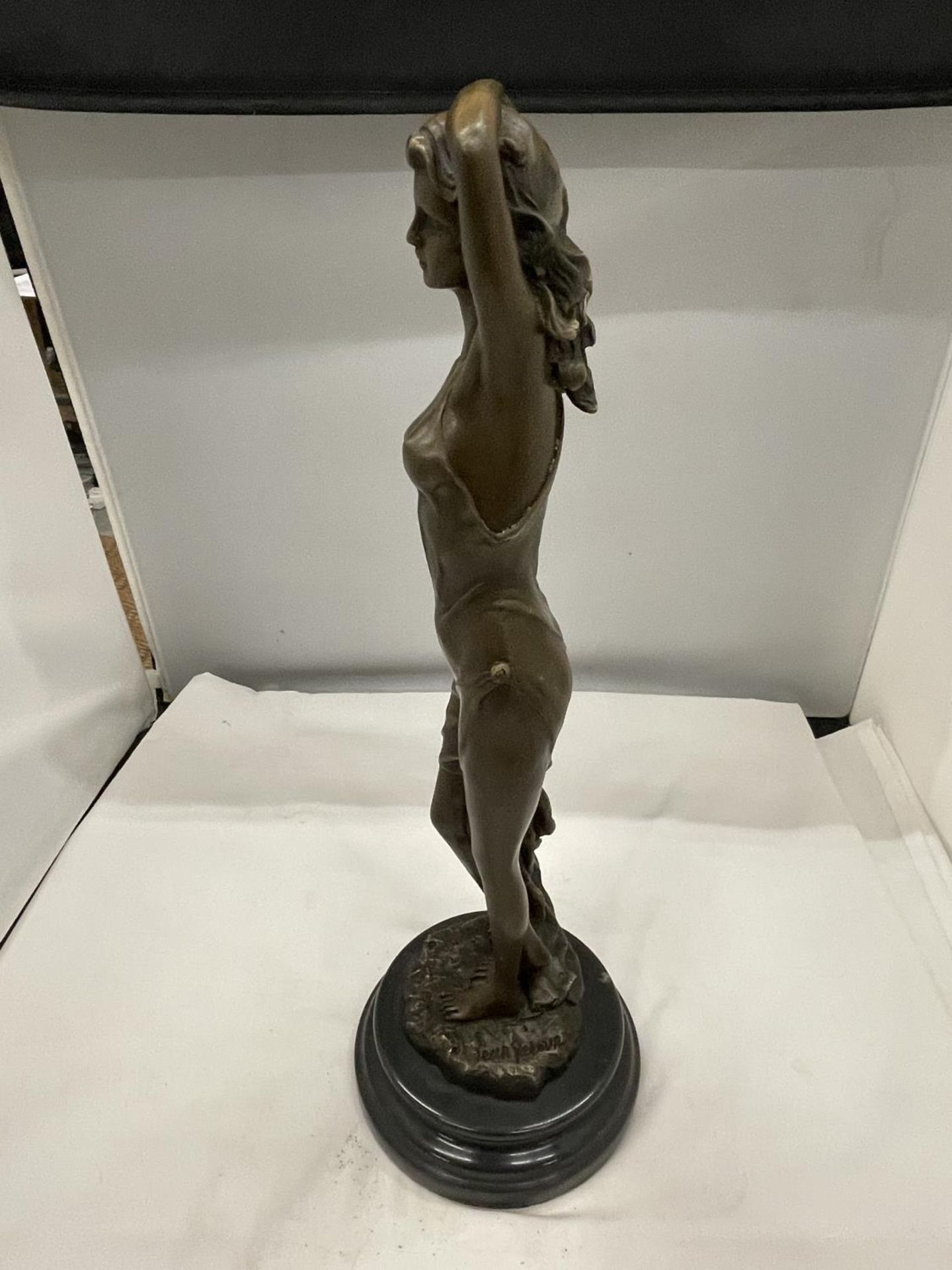 A BRONZE NUDE WOMAN ON A MARBLE BASE SIGNED HEIGHT 45CM - Image 2 of 5