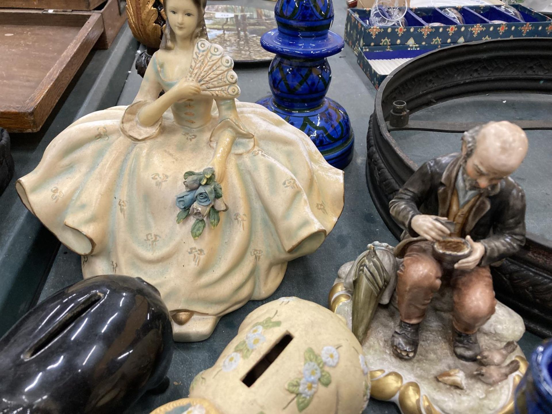 A MIXED LOT TO INCLUDE FIGURINES, CANDLESTICKS, PIGGY BANKS, ETC - Image 4 of 5