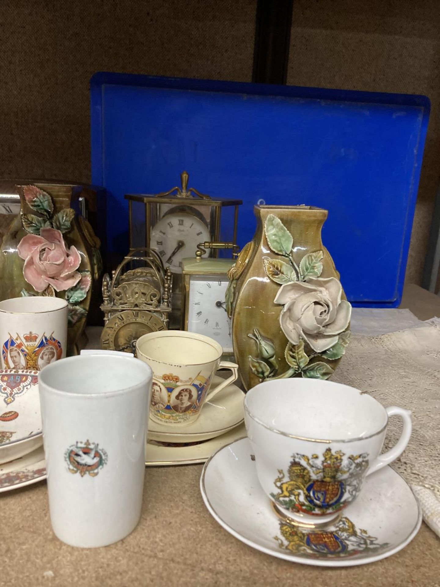 A MIXED LOT TO INCLUDE BRASS LANTERN CLOCKS, VINTAGE MANTLE CLOCKS, VASES, COMMEMORATIVE CUPS, ETC - Image 2 of 3