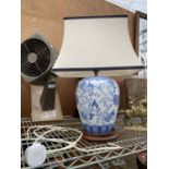 A BLUE AND WHITE CERAMIC ORIENTAL STYLE TABLE LAMP