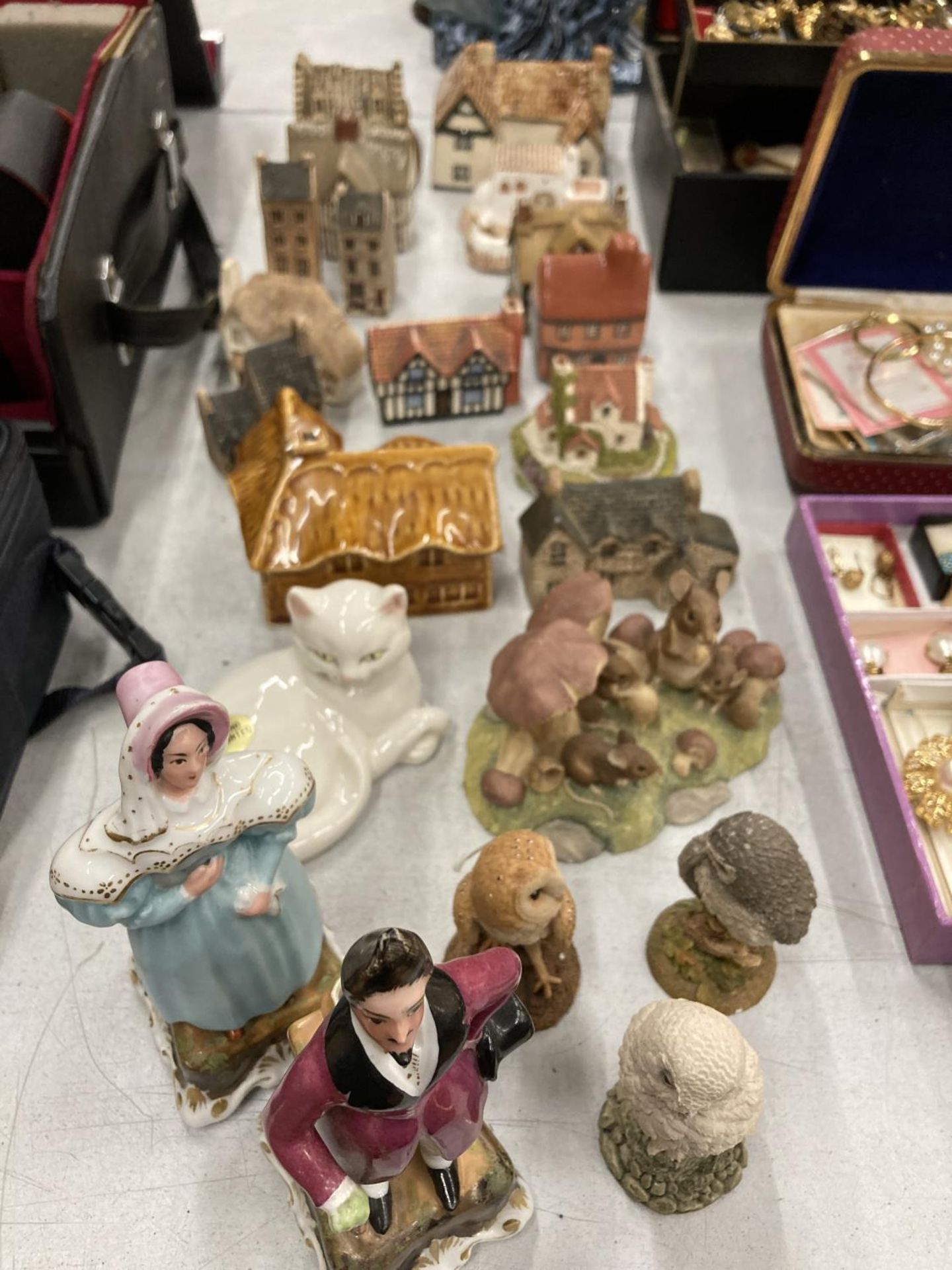 A QUANTITY OF CERAMICS TO INCLUDE COTTAGES, FIGURES, ANIMALS, ETC