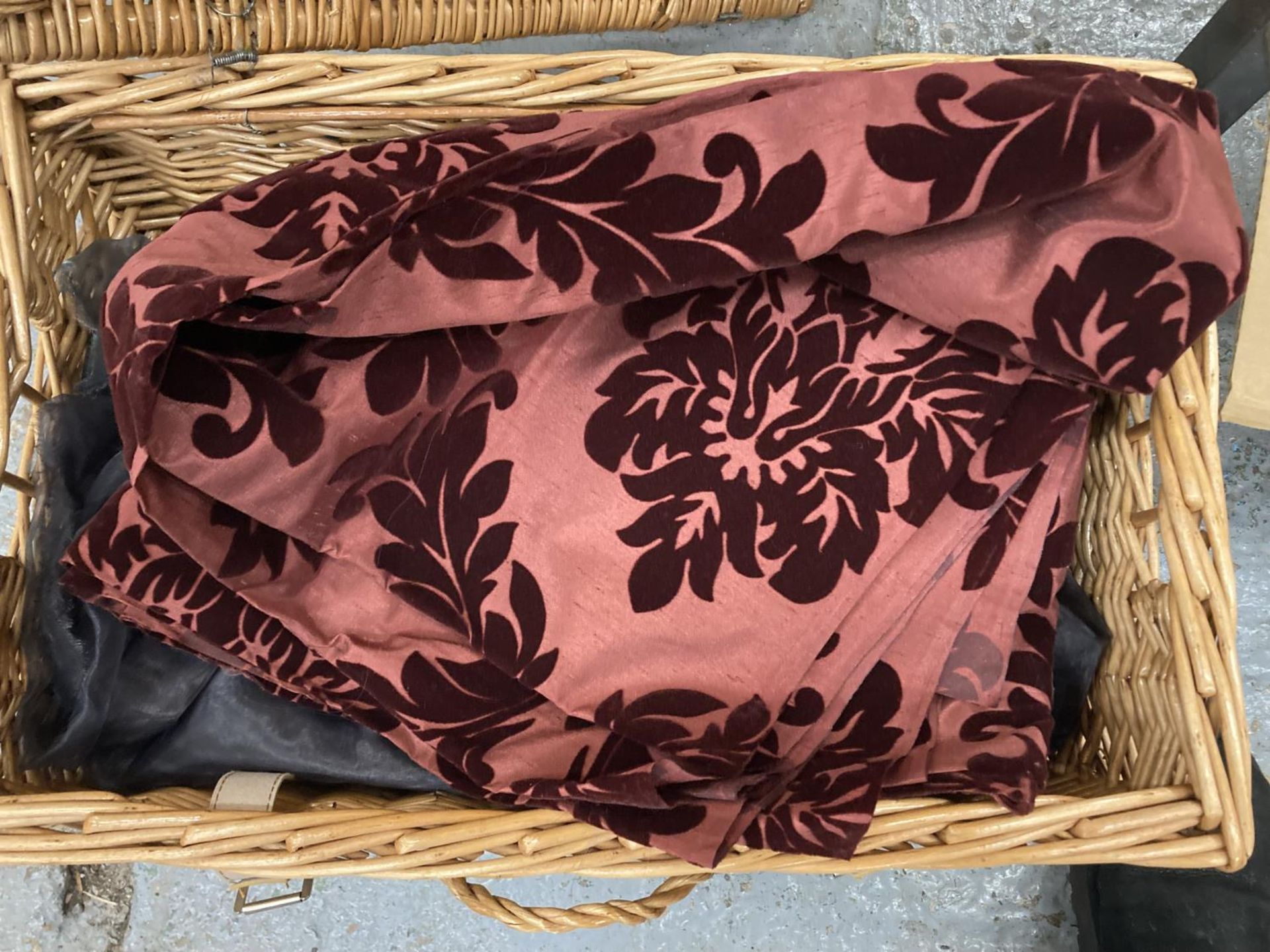 A WICKER PICNIC BASKET CONTAINING MATERIAL - Image 2 of 3