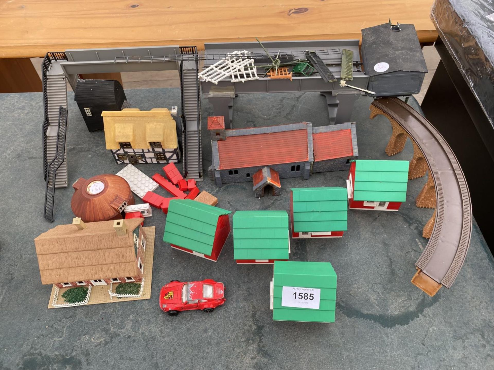 AN ASSORTMENT OF MODEL RAILWAY ACCESSORIES TO INCLUDE BRIDGES AND BUILDINGS ETC