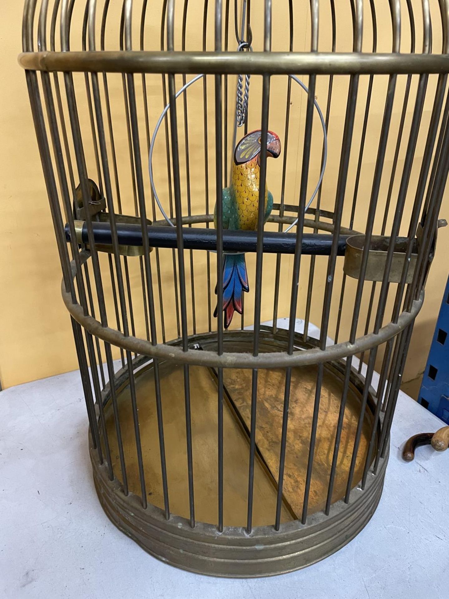 A LARGE VINTAGE BRASS PARROT/BIRD CAGE HEIGHT APPROXIMATELY 100CM - Image 4 of 4