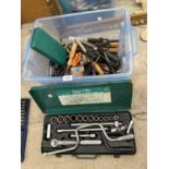 A LARGE ASSORTMENT OF TOOLS TO INCLUDE A SOCKET SET, CHISELS AND SCREW DRIVERS ETC