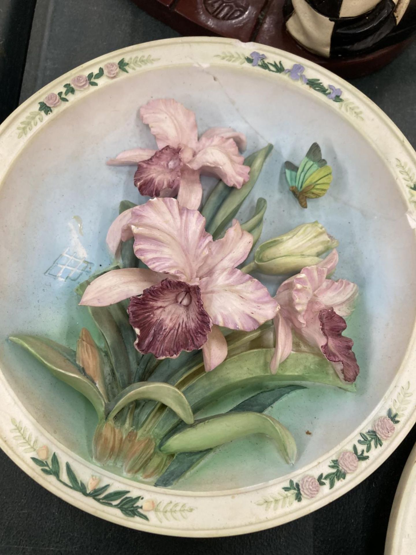 A COLLECTION OF LENA LIU 'BEAUTIFUL GARDENS' CABINET PLATES - 6 IN TOTAL, SOME A/F - Image 7 of 7