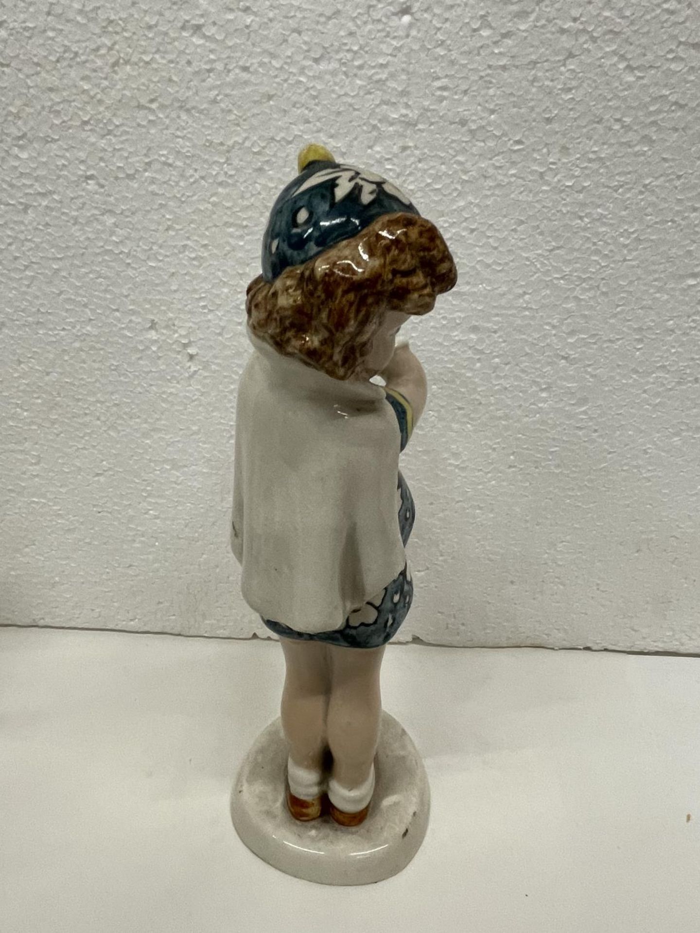 A GOLDSHIEIDER FIGURE OF GIRL PUTTING ON GLOVES HEIGHT 23CMS - Image 4 of 5