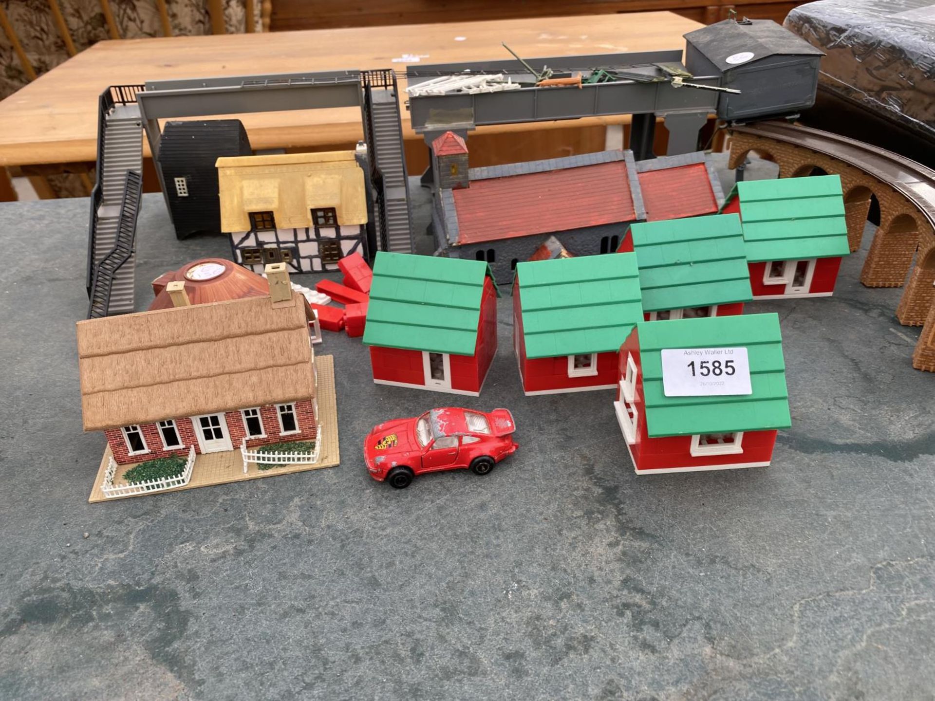AN ASSORTMENT OF MODEL RAILWAY ACCESSORIES TO INCLUDE BRIDGES AND BUILDINGS ETC - Image 2 of 5