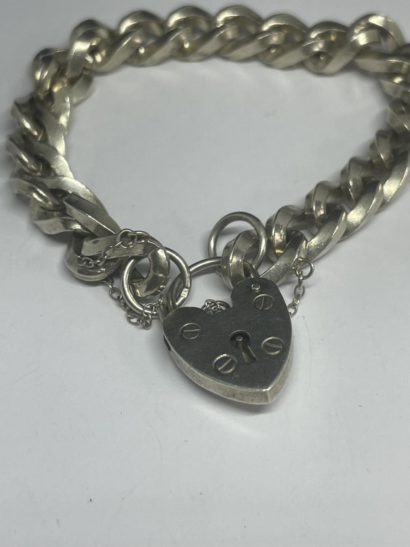 A HEAVY MARKED SILVER BRACELET WITH A HEART LOCK - Image 2 of 4