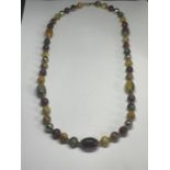 AN VARIOUS COLOURED AGATE NECKLACE