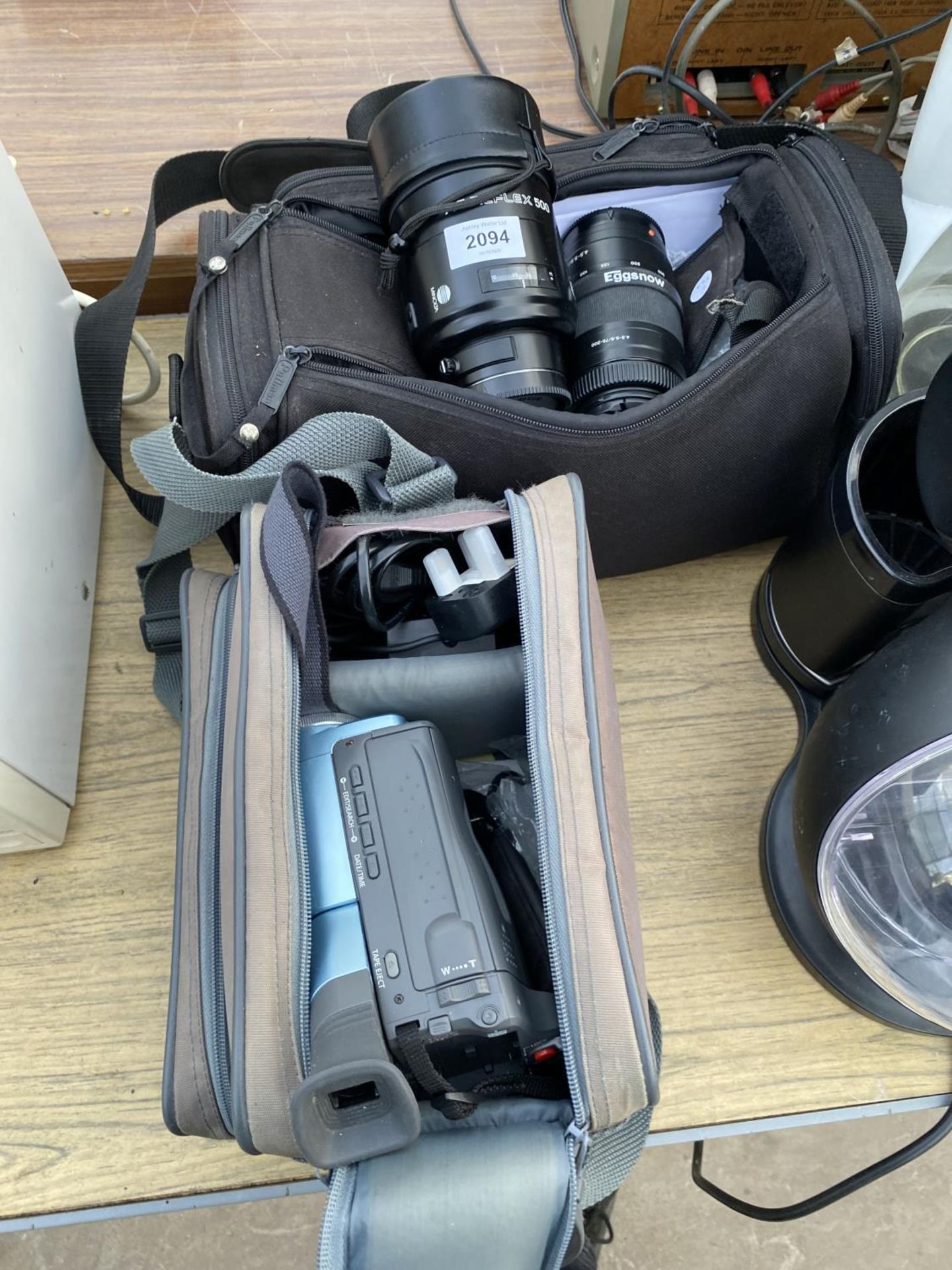 AN ASSORTMENT OF CAMERA EQUIPMENT TO INCLUDE A SAMSUNG CAMCORDER, A MINOLTA MAXXUM AF REFLEX 500MM