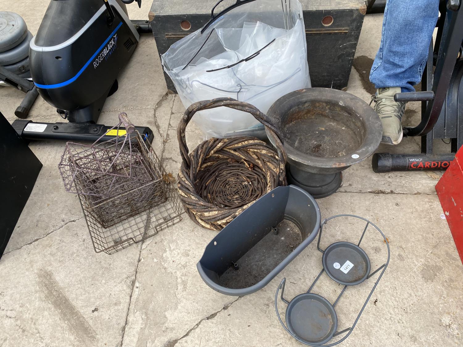 AN ASSORTMENT OF ITEMS TO INCLUDE A METAL PLANTER AND A WICKER BASKET ETC