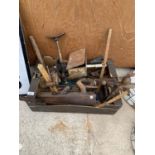 AN ASSORTMENT OF VINTAGE HAND TOOLS TO INCLUDE WOOD PLANES, A BRACE DRILL AND FLAT IRONS ETC