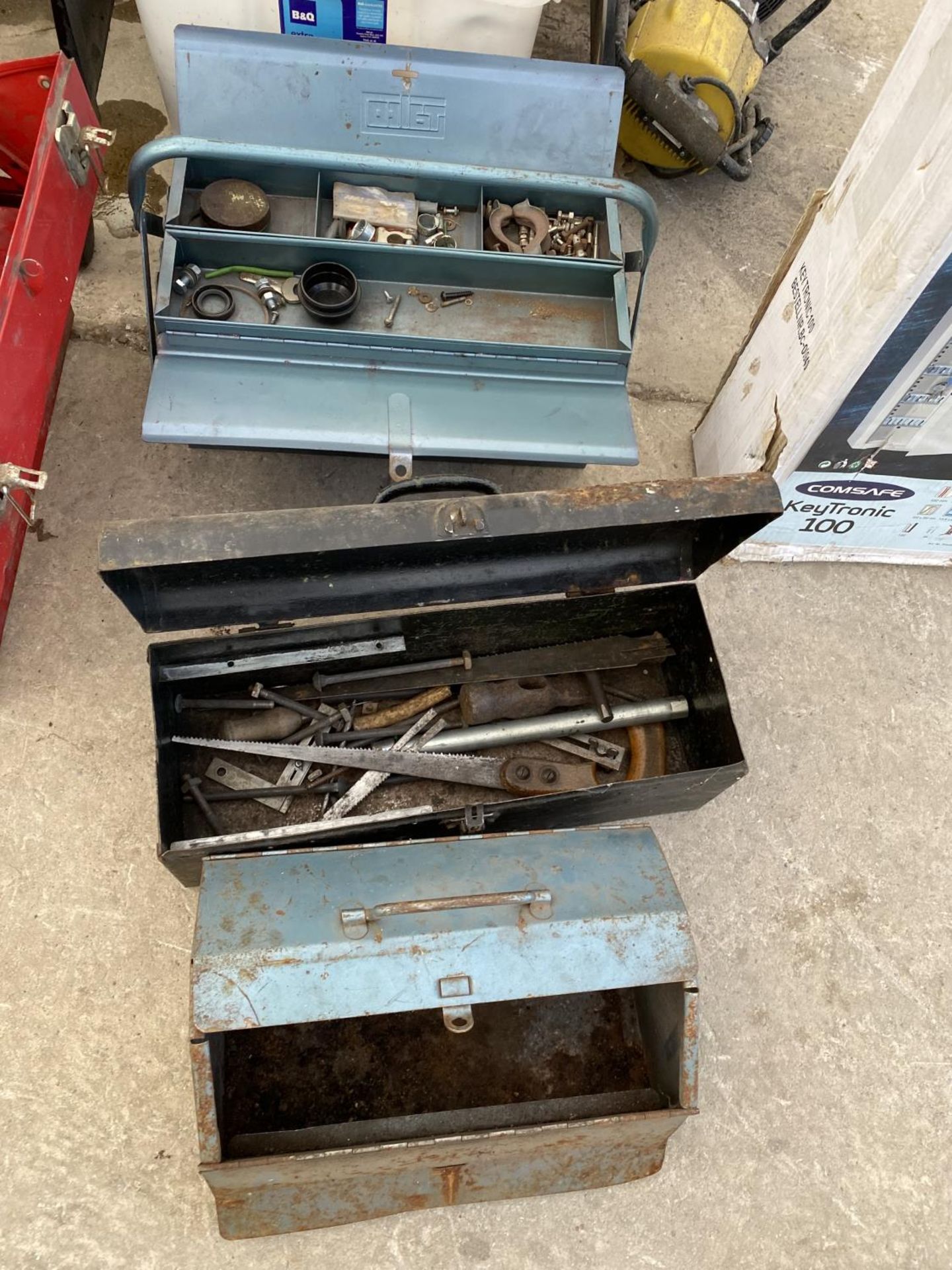 THREE METAL TOOL BOXES AND TOOLS TO INCLUDE A HAMMER HEAD AND SAWS ETC - Bild 2 aus 3