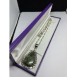 A MARKED SILVER NECKLACE WITH A LARGE SILVER AND AGATE STONE PENDANT IN A PRESENTATION BOX