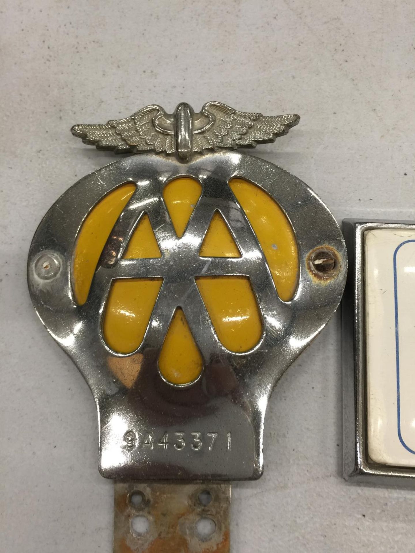 FOUR VINTAGE CAR BADGES TO INCLUDE THREE AA AND AN RAC - Image 3 of 3