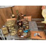 A LARGE ASSORTMENT OF BRASS AND COPPER ITEMS TO INCLUDE VASES, A TRIVET STAND AND JUGS ETC
